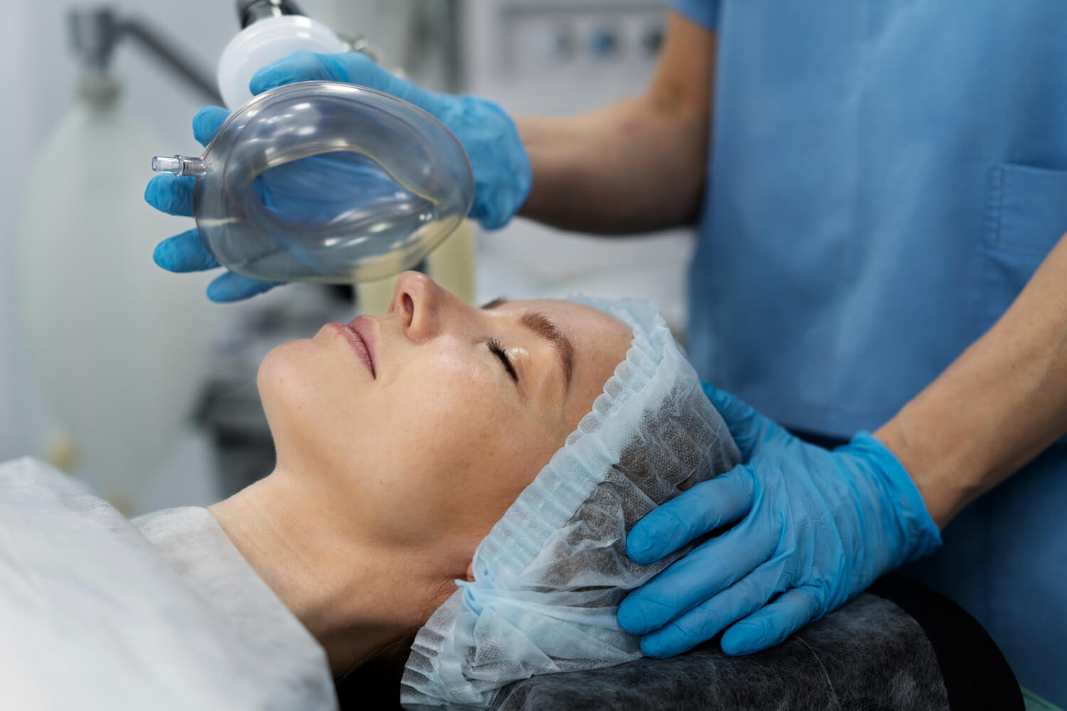Mulher em procedimento de sedação com óxido nitroso para implantes sem dor na Clínica Illuminer Odontologia em São Bento do Sul.